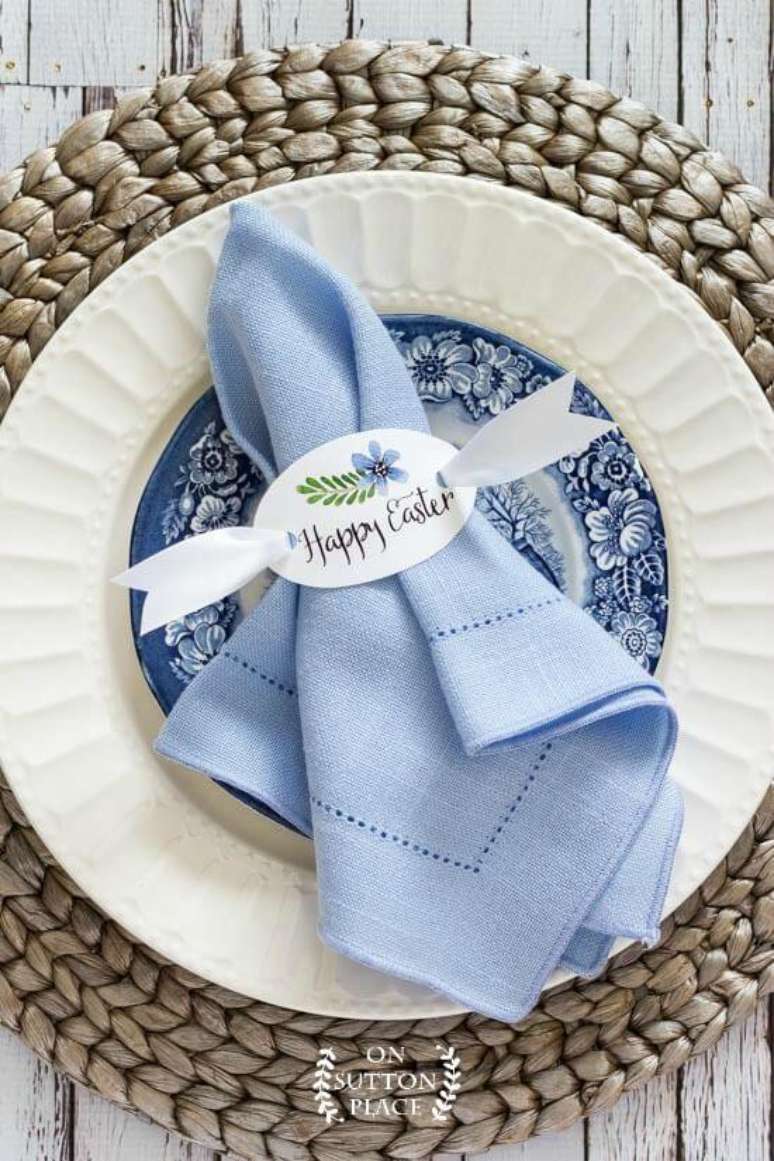 14. Decoração de mesa de jantar com guardanapo de tecido azul – Via: Pinterest