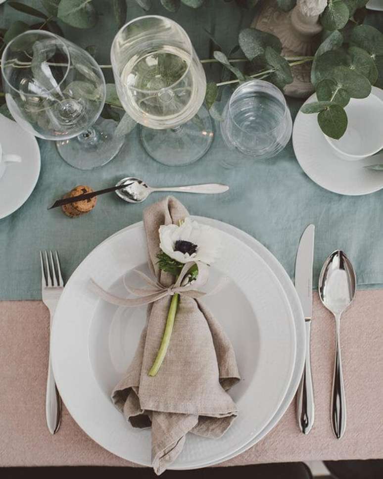 17. Decoração de mesa de jantar com guardanapo de tecido – Via: Pinterest