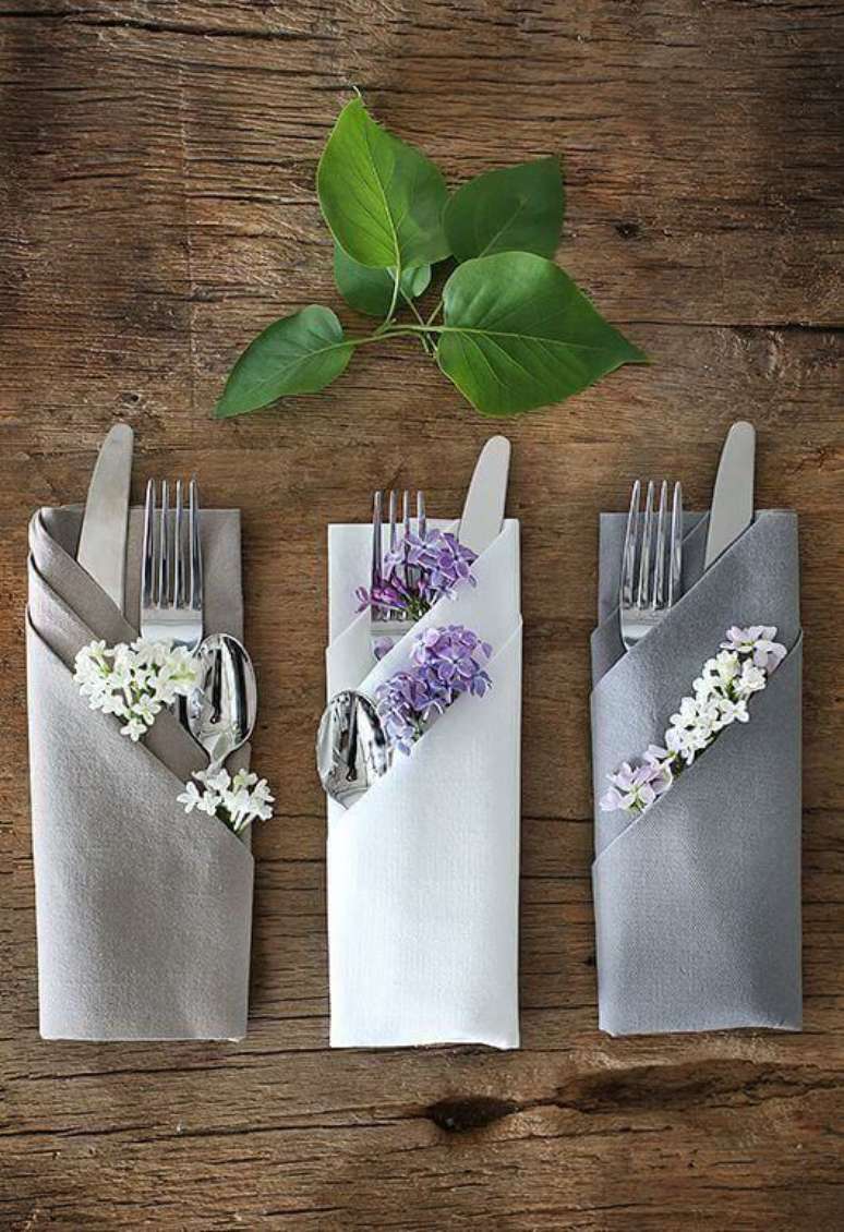19. Como dobrar guardanapo de tecido com porta talheres &ndash; Via: Pinterest
