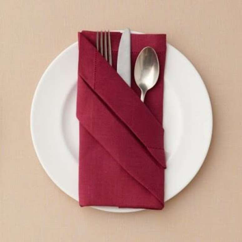 21. Como dobrar guardanapo de tecido marsala – Via: Pinterest