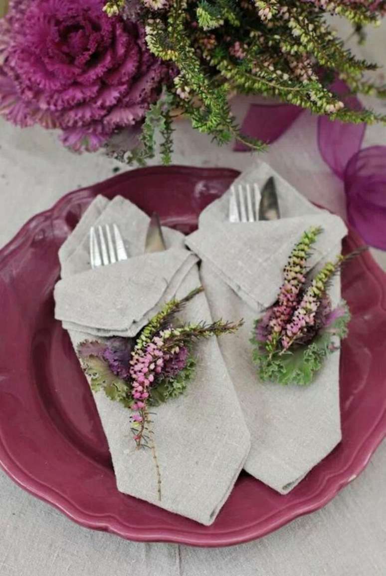 20. Como dobrar guardanapo de tecido com prato roxo – Via: Pinterest