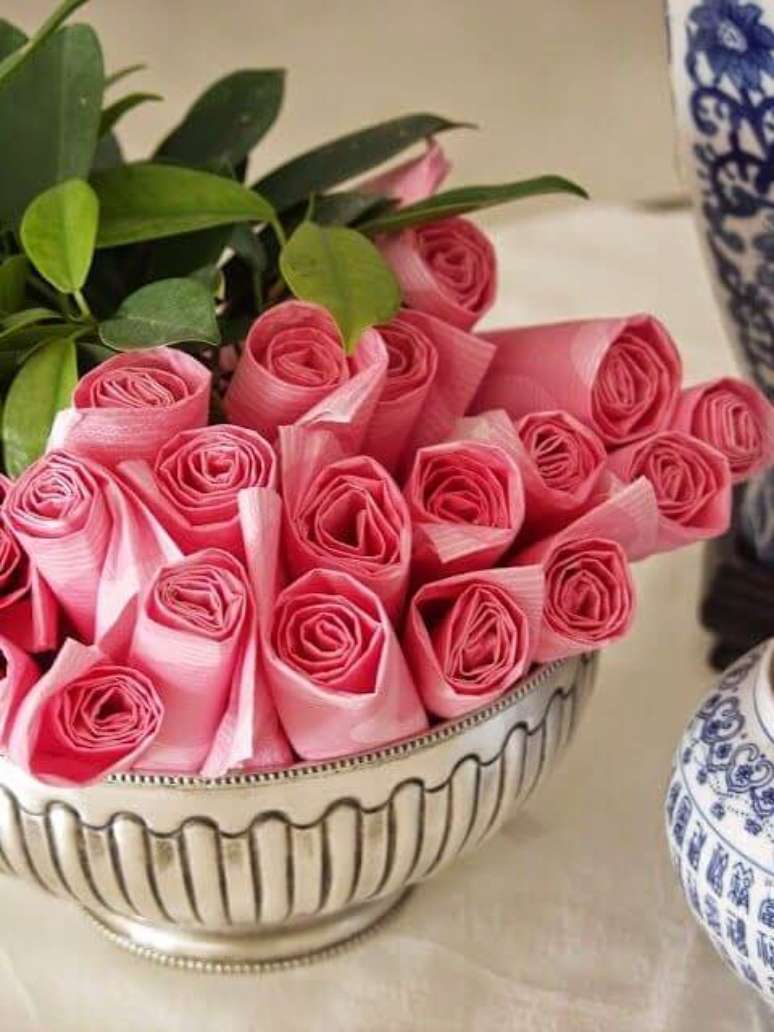 23. Veja como dobrar guardanapo de tecido para jantar moderno de modo f&aacute;cil &ndash; Via: Pinterest