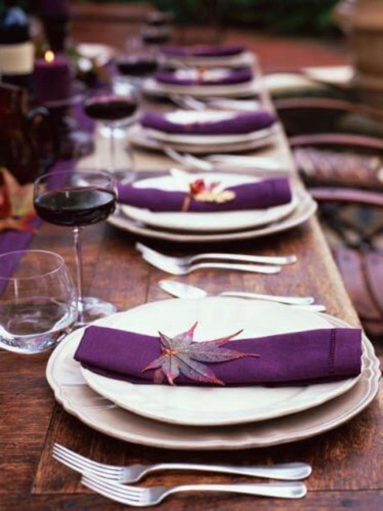25. Como dobrar guardanapo de tecido roxo para jantar – Via: Pinterest