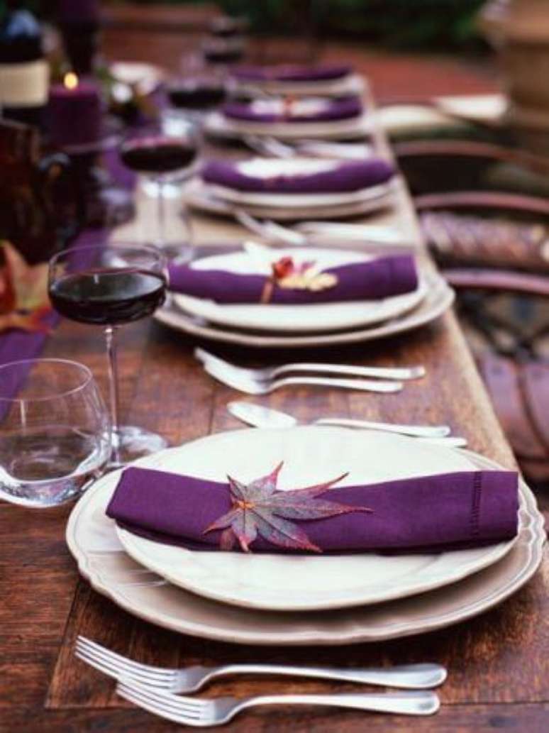 25. Como dobrar guardanapo de tecido roxo para jantar &ndash; Via: Pinterest