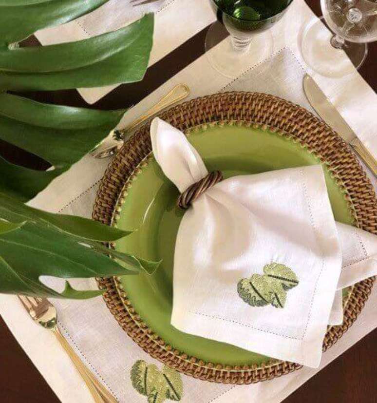 29. Como dobrar guardanapo de tecido bordado &ndash; Via: Pinterest