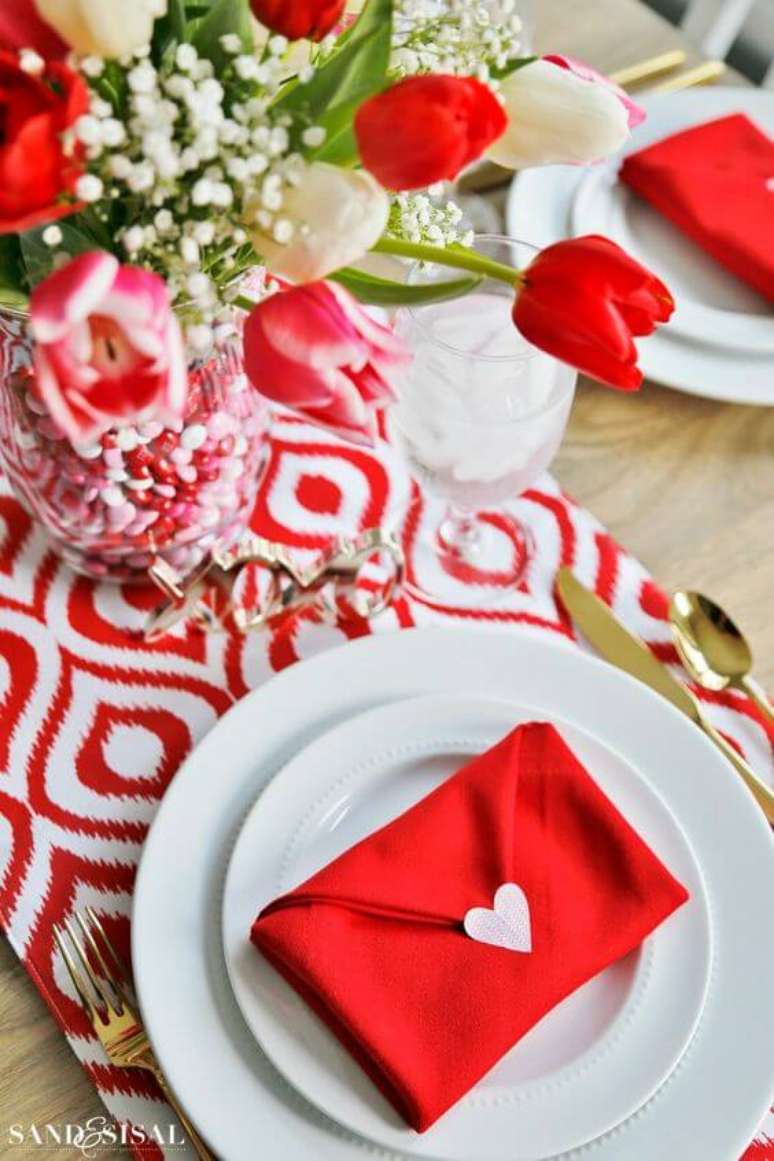 5. Veja como dobrar guardanapo vermelho para jantar rom&acirc;ntico &ndash; Via: Pinterest