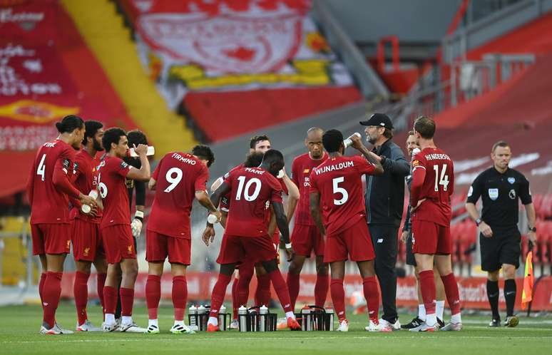 Klopp conversa com os jogadores do Liverpool durante parada técnida