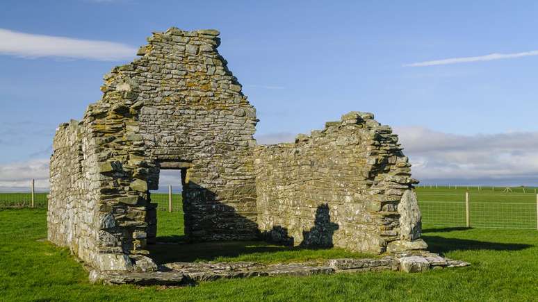 Havia uma cidade ao redor daquela igreja em ru&iacute;nas?