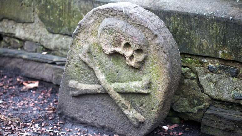 Este sinal foi colocado em cemit&eacute;rios para alertar sobre a Peste Negra