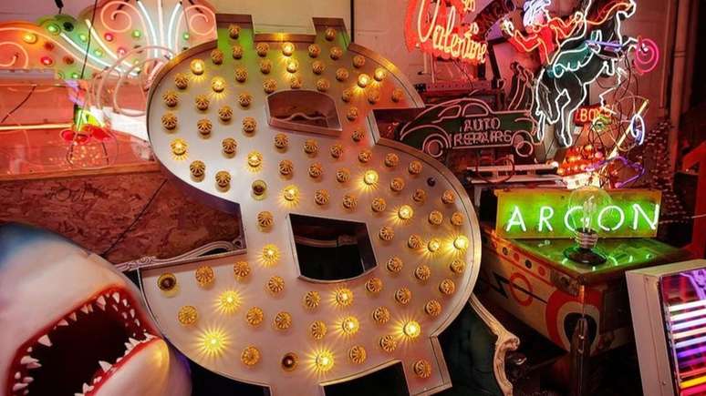 O s&iacute;mbolo do d&oacute;lar foi impresso pela primeira vez em uma prensa de imprimir na Filad&eacute;lfia nos anos 1790 por Archibald Binny