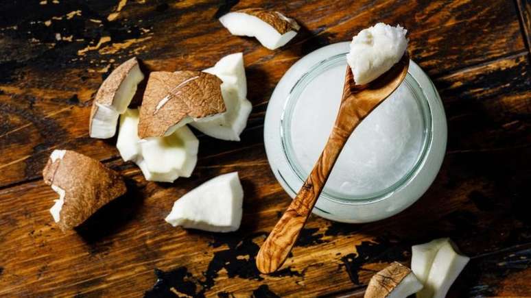 O óleo de coco tem mais gordura saturada que a manteiga – e uma colher de sopa tem mais da metade do limite diário recomendado para as mulheres