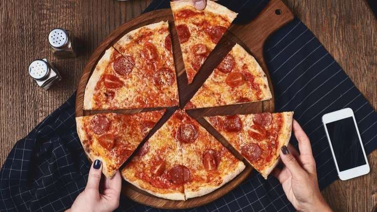 Duas fatias de pizza possuem cerca de 10g de gordura saturada, metade do limite diário sugerido para as mulheres, e um terço da quantidade recomendada para os homens