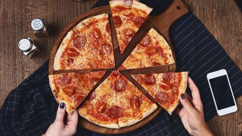 Duas fatias de pizza possuem cerca de 10g de gordura saturada, metade do limite di&aacute;rio sugerido para as mulheres, e um ter&ccedil;o da quantidade recomendada para os homens