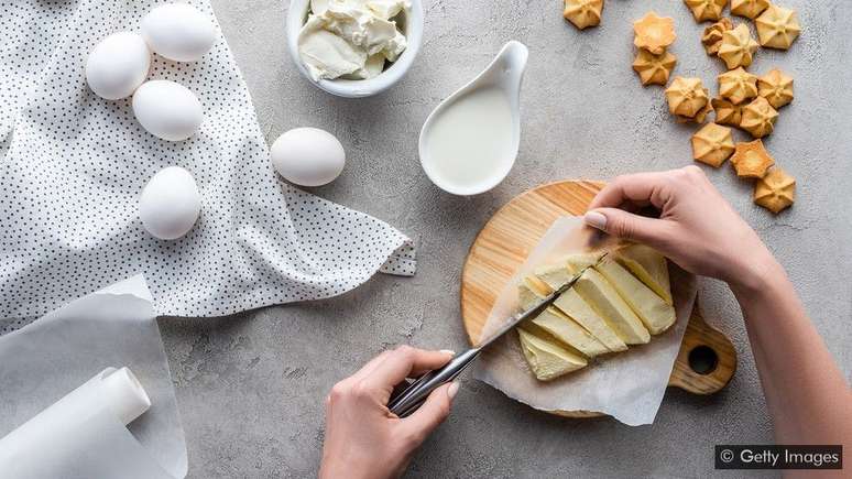 Uma colher de sopa de manteiga tem 7g de gordura saturada – mas se for substituída por açúcar ou farinha, o efeito na saúde pode ser ainda pior