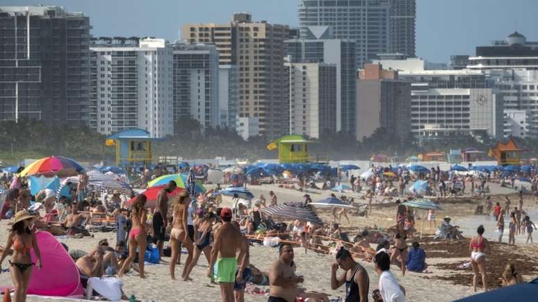 As praias da Flórida têm ficado lotadas mesmo diante da grave situação enfrentada peloa EUA, que tem o maior número de mortes por covid-19 do mundo