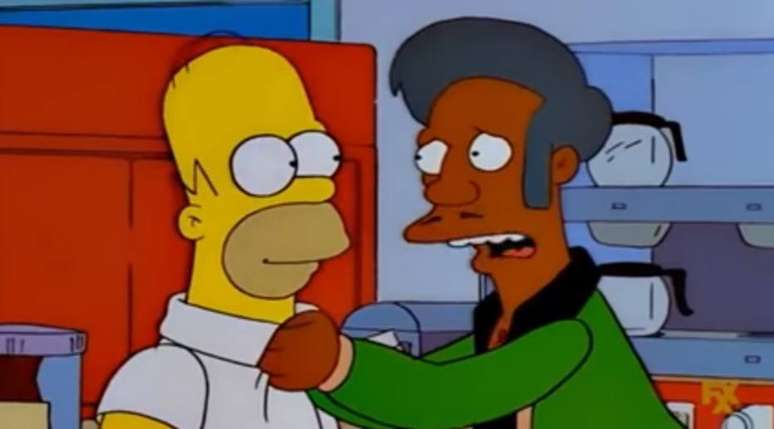 Apu ao lado de Homer Simpson