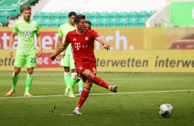 Lewandowski terminou o Campeonato Alemão com 34 gols em 31 jogos (Foto: KAI PFAFFENBACH / AFP)