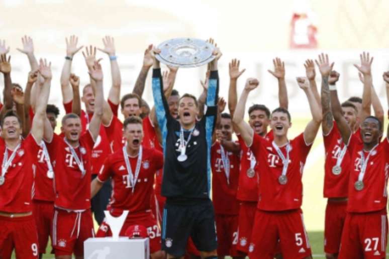 Neuer erguendo a taça de campeão (Foto: KAI PFAFFENBACH / AFP)