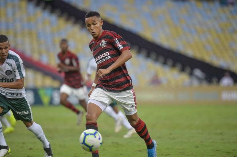 Segundo o site Bola Vip, o Paris Saint-Germain está interessado em Lázaro, promessa do Flamengo (Foto: Divulgação/Marcelo Cortes)