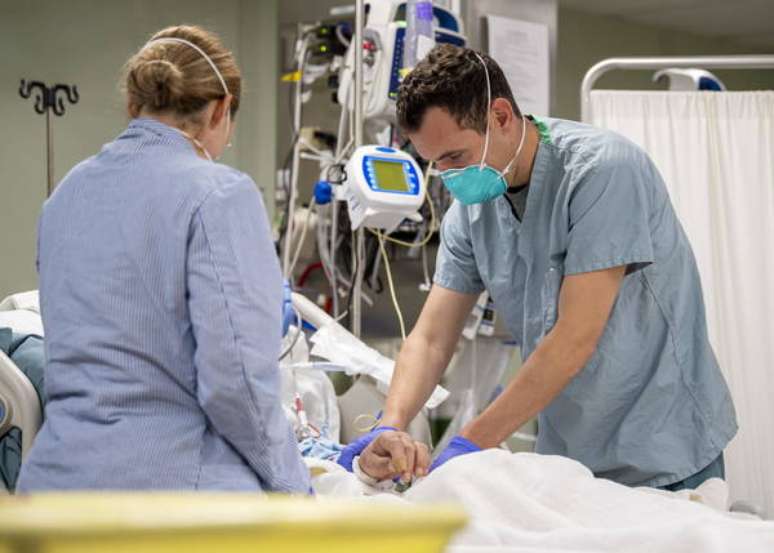Médicos atendendo paciente com Covid-19 em hospital de Orlando