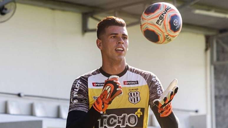 Goleiro Ivan, da Ponte Preta, durante treino do time