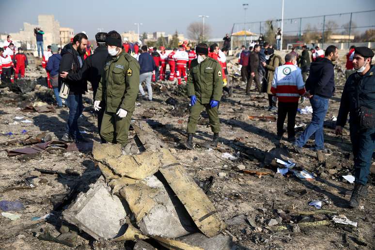 Equipes de resgate e voluntários no local da queda de um avião da Ukraine Airlines nos arredores de Teerã
08/01/2020 Nazanin Tabatabaee/WANA (West Asia News Agency) via REUTERS