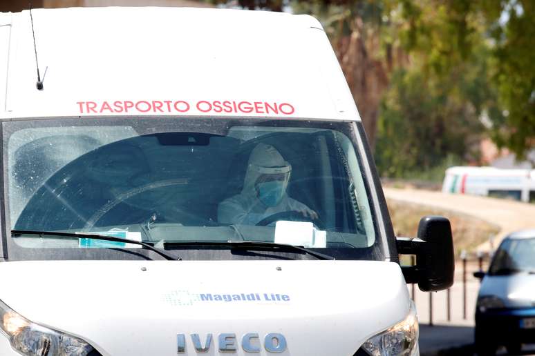 Profissional de saúde com trajes de proteção dentro de van em Mondragone, na Itália
26/06/2020 REUTERS/Ciro de Luca