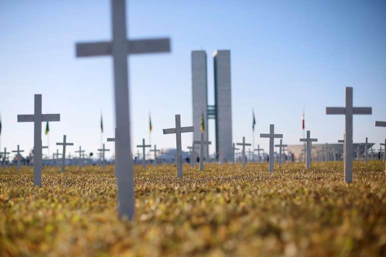 Cruzes que simbolizam os mortos pela Covid-19 em frente ao Congresso Nacional, em Brasília
28/06/2020 REUTERS/Adriano Machado