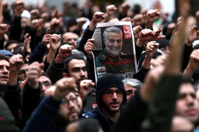 Iranianos carregam foto de general Qassem Soleimani em Teer&atilde;
04/01/2020 Nazanin Tabatabaee/WANA (West Asia News Agency) via REUTERS