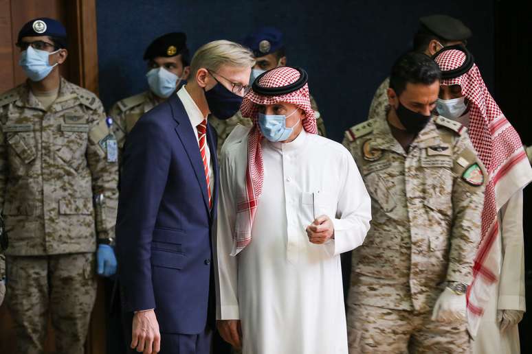 Enviado dos EUA para o Irã, Brian Hook, e ministro das Relações Exteriores da Arábia Saudita, Adel al-Jubeir, em Riad
29/06/2020
REUTERS/Ahmed Yosri