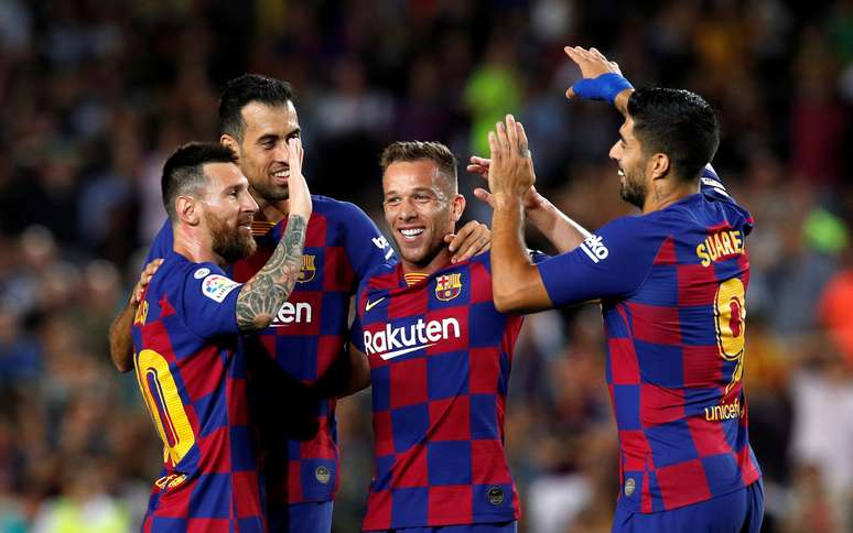 Jogadores do Barcelona comemoram gol marcado por Arthur
24/09/2019
REUTERS/Albert Gea
