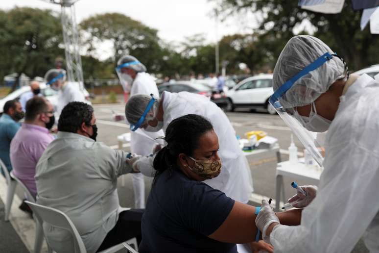 Agentes de saúde colhem sangue de motoristas de taxi de SP para realização de testes para Covid-19
26/06/2020
REUTERS/Amanda Perobelli