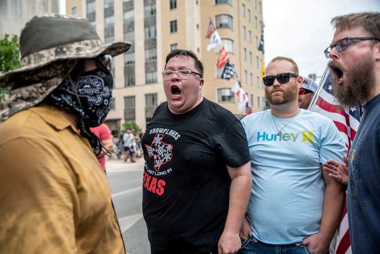 Pessoas protestam contra decreto ordenando uso de máscara em Austin, no Texas
28/06/2020
REUTERS/Sergio Flores