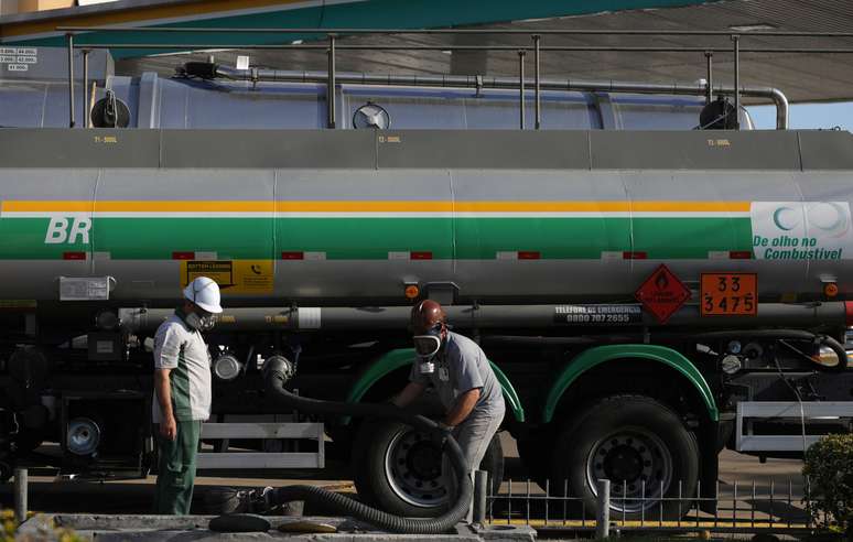 Caminhão-tanque em posto de combustíveis em Porto Alegre (RS) 
29/05/2018
REUTERS/Diego Vara