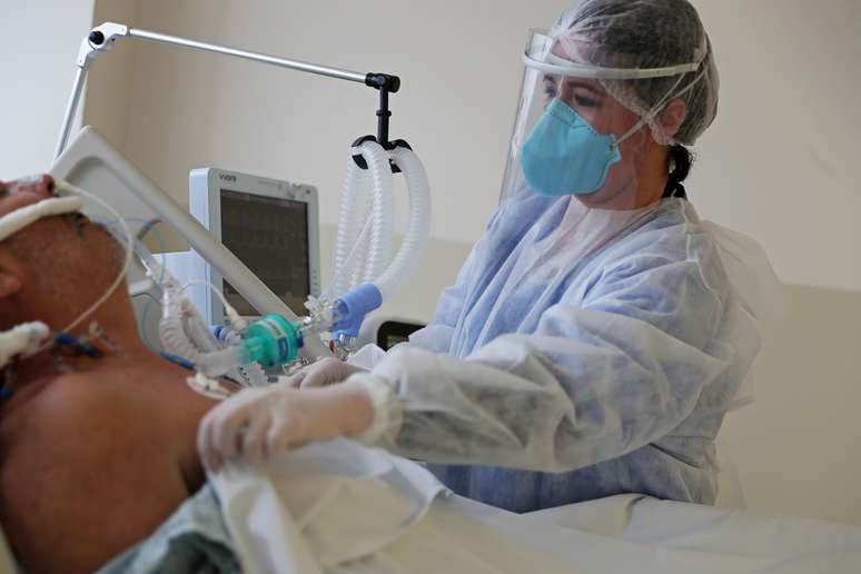 Profissional de saúde trata paciente com coronavírus em hospital de São Paulo (SP) 
03/06/2020
REUTERS/Amanda Perobelli