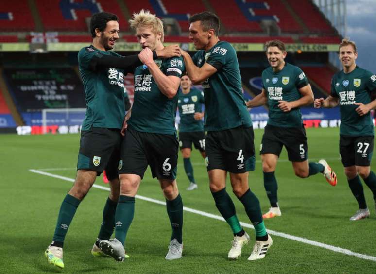 Ben Mee, número 6, comemora com os companheiros o gol salvador da partida (Foto: CATHERINE IVILL / AFP)