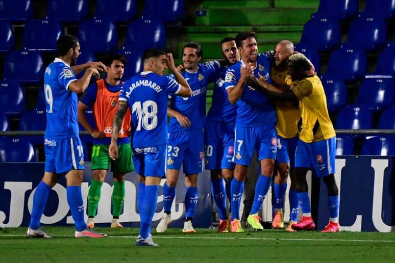 Jaime Mata, camisa 7, comemora o gol da vitória com os companheiros (Foto: JAVIER SORIANO / AFP)