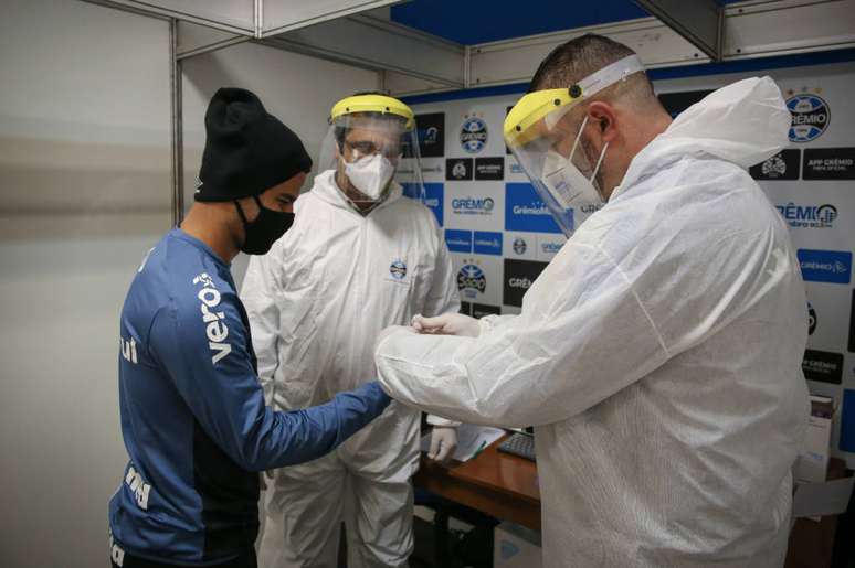 Jogadores do Grêmio passando por testagem para detecção do novo coronavírus (Foto: Divulgação/Lucas Uebel)