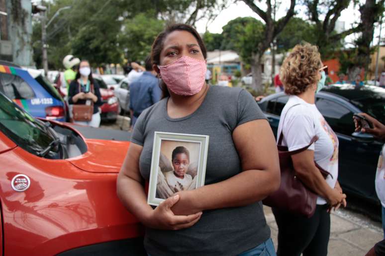 Mirtes Renata Santana, mãe de Miguel Otávio Santana da Silva, em frente à Delegacia de Santo Amaro, no Recife (PE), nesta segunda-feira, 29, dia de depoimento de Sarí Corte Real sobre a morte do garoto de 5 anos, que caiu do nono andar de um prédio do centro do Recife. Sarí deixou o Miguel sozinho no elevador e apertou um botão de andares superiores no equipamento.