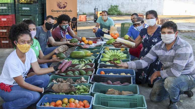 Uma cooperativa de comunidades quilombolas conseguiu reunir 10 toneladas de alimentos para doar a famílias pobres