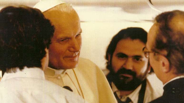 Albino de Castro (de barba) no voo do papa para o Brasil: 'Foi uma experi&ecirc;ncia exaustiva'