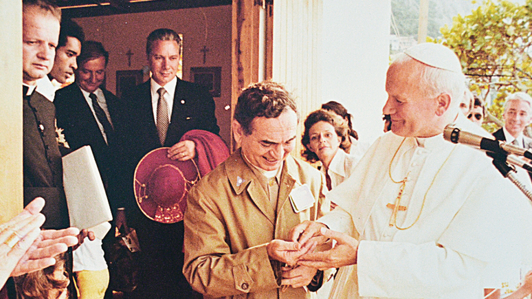 Papa quebra protocolo e d&aacute; seu anel episcopal ao padre Italo Coelho ap&oacute;s visita ao Vidigal; anel se encontra hoje no Museu de Arte Sacra, em SP