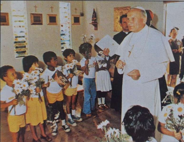 Papa &eacute; recebido por crian&ccedil;as na Capela de S&atilde;o Francisco de Assis, no Distrito Federal