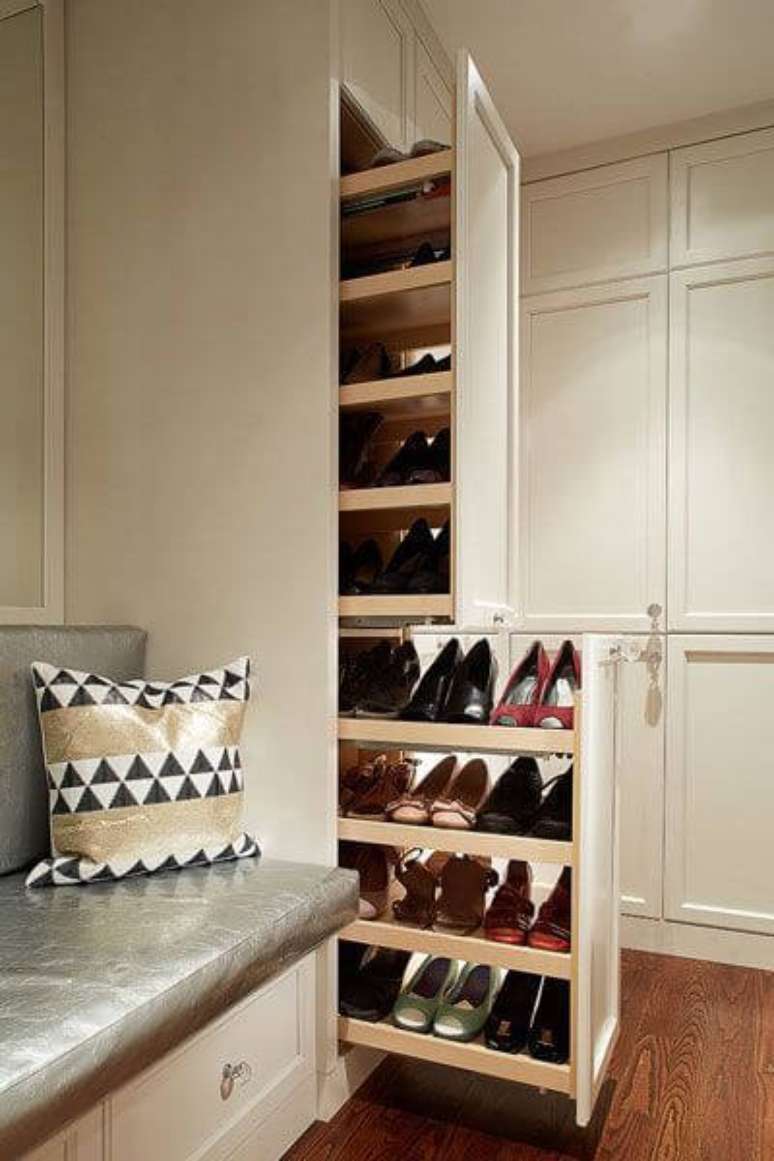 38. Closet planejado com sapateira de canto – Via: Pinterest