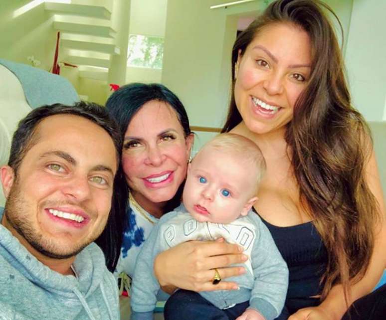 Thammy Miranda publicou uma foto em que aparece junto com a família, incluindo o filho, Bento