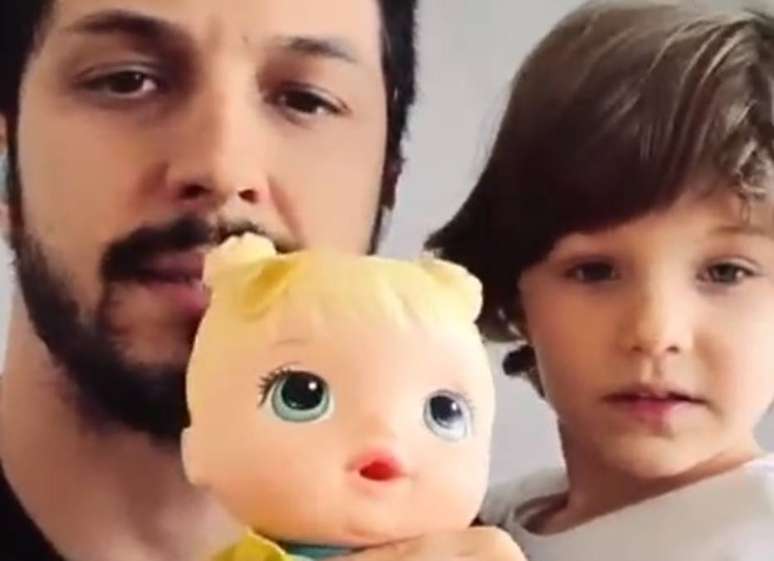 Romulo Estrela mostra a boneca de seu filho, Theo