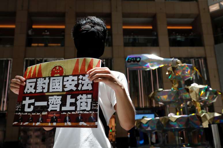 Manifestante pró-democracia segura cartaz durante protesto em Hong Kong
30/06/2020 REUTERS/Tyrone Siu