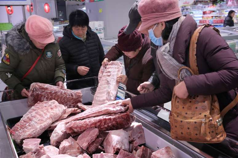 Consumidores compram carne suína congelada em Nantong, China 
13/01/2020
China Daily via REUTERS