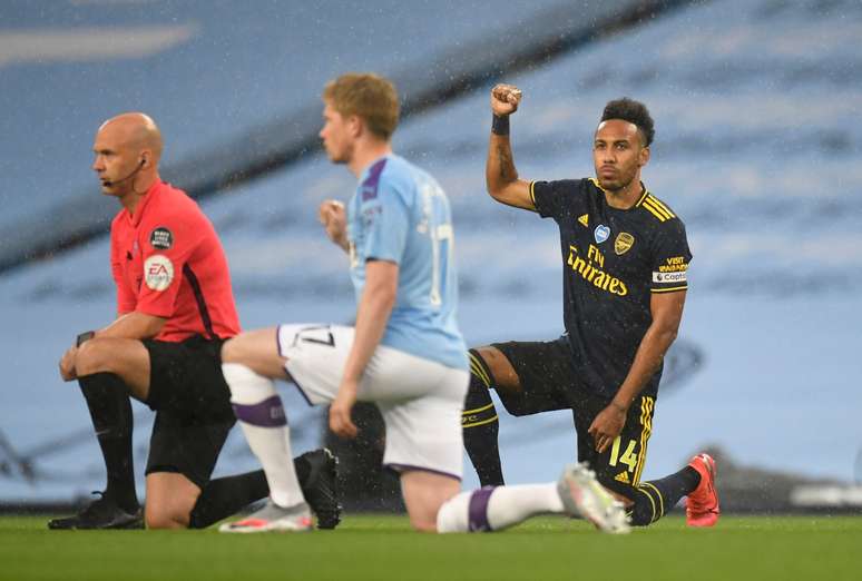 Jogadores e &aacute;rbitro se ajoelham em apoio ao movimento Black Lives Matter antes de partida entre Manchester City e Arsenal pelo Campeonato Ingl&ecirc;s
17/06/2020 Peter Powell/Pool via REUTERS 