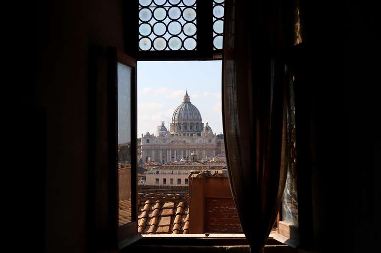 Domo da Bas&iacute;lica de S&atilde;o Pedro vista de uma janela do Castelo de Sant'Angelo, em Roma
25/10/2018 REUTERS/Ahmed Jadallah